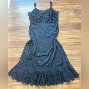 Vintage 1950s Van Raalte Opaquelon black nylon lace slip ruffled hem Size 38